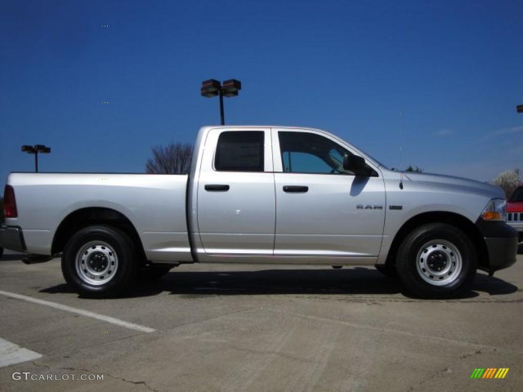 2010 Ram 1500 ST Quad Cab 4x4 - Bright Silver Metallic / Dark Slate/Medium Graystone photo #2