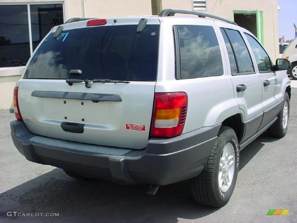 2004 Grand Cherokee Laredo - Bright Silver Metallic / Sandstone photo #3