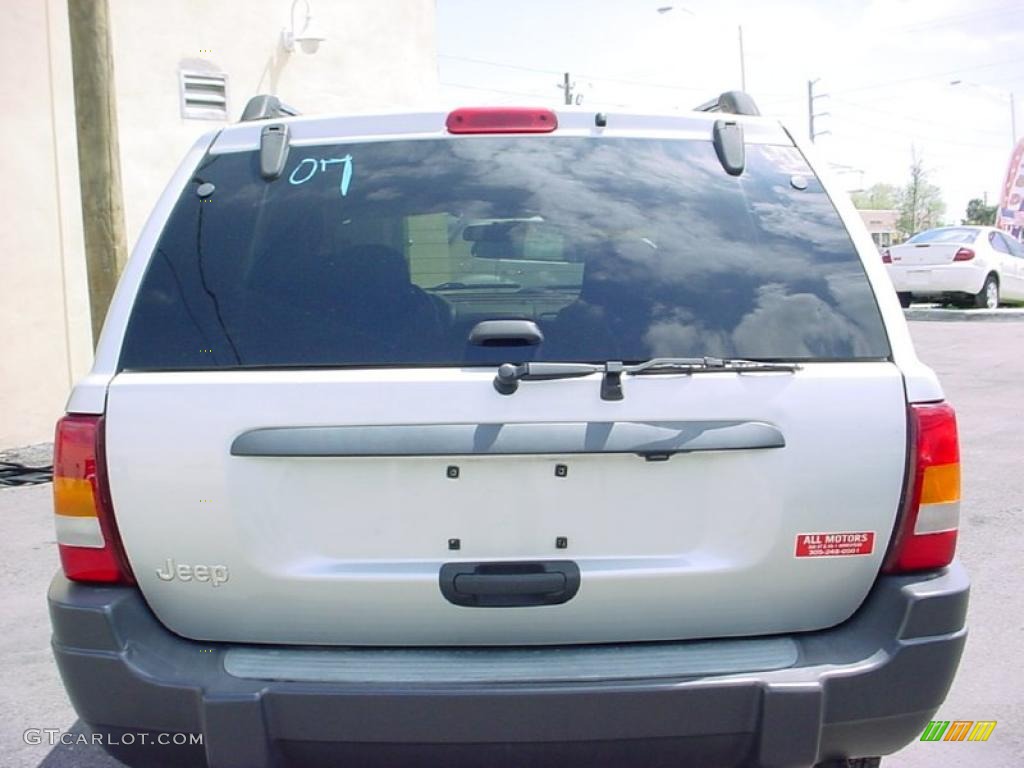 2004 Grand Cherokee Laredo - Bright Silver Metallic / Sandstone photo #4