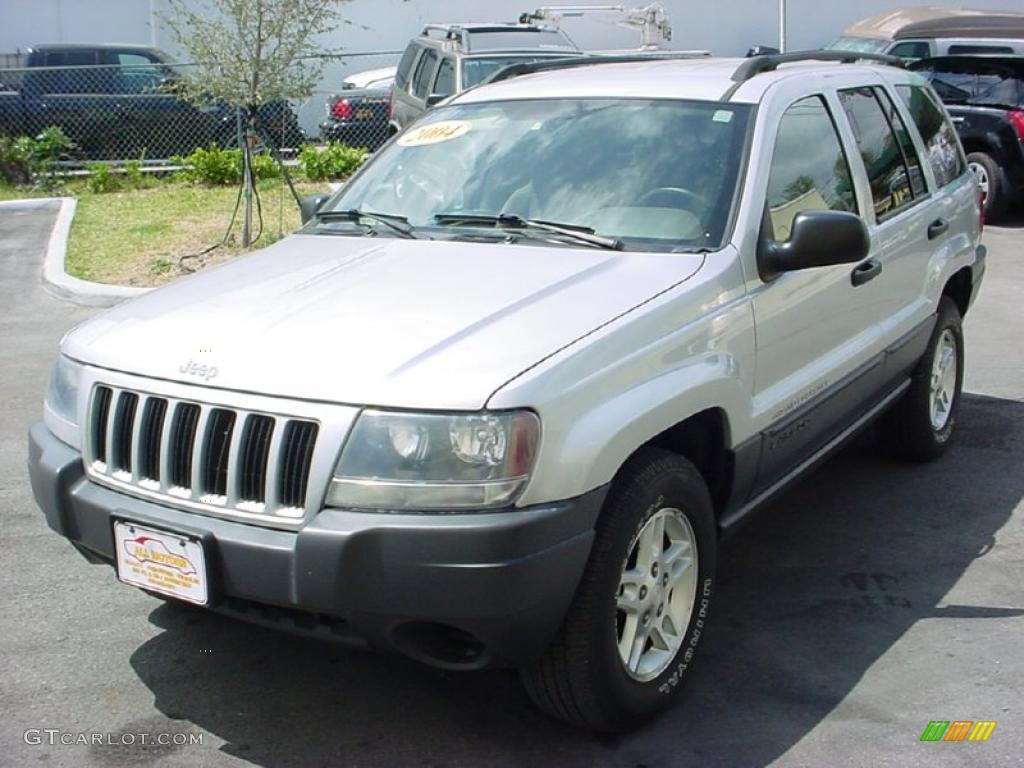 2004 Grand Cherokee Laredo - Bright Silver Metallic / Sandstone photo #8