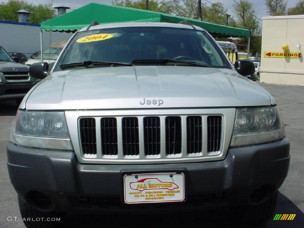 2004 Grand Cherokee Laredo - Bright Silver Metallic / Sandstone photo #9