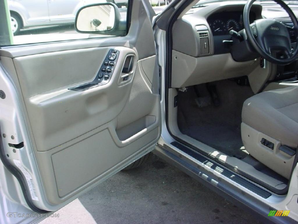 2004 Grand Cherokee Laredo - Bright Silver Metallic / Sandstone photo #10