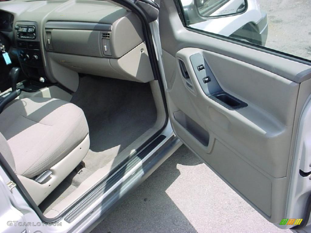 2004 Grand Cherokee Laredo - Bright Silver Metallic / Sandstone photo #12
