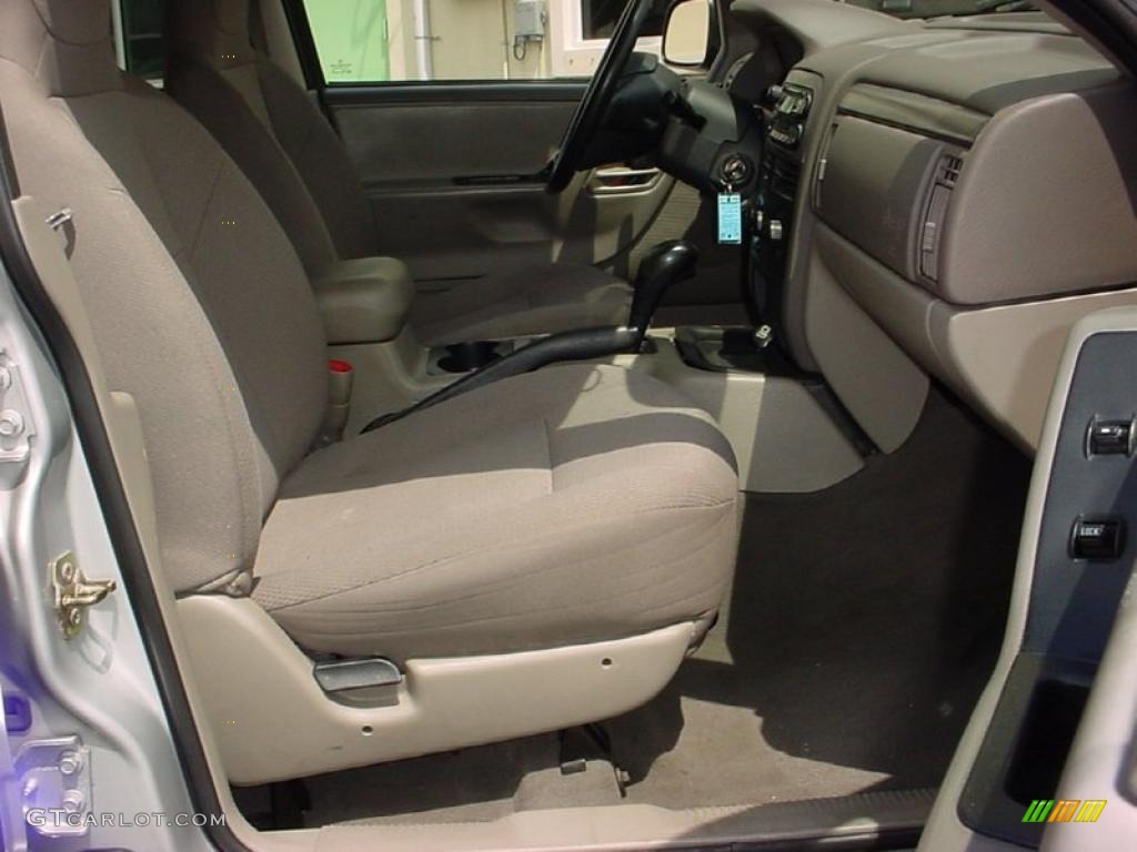 2004 Grand Cherokee Laredo - Bright Silver Metallic / Sandstone photo #13