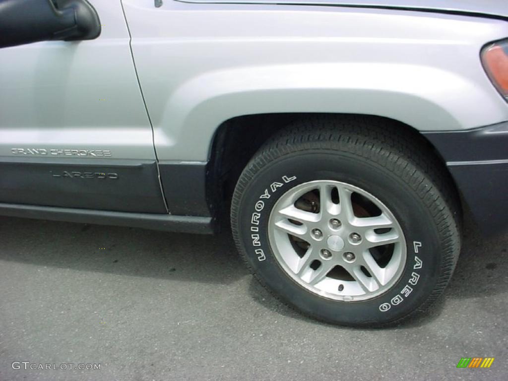 2004 Grand Cherokee Laredo - Bright Silver Metallic / Sandstone photo #18
