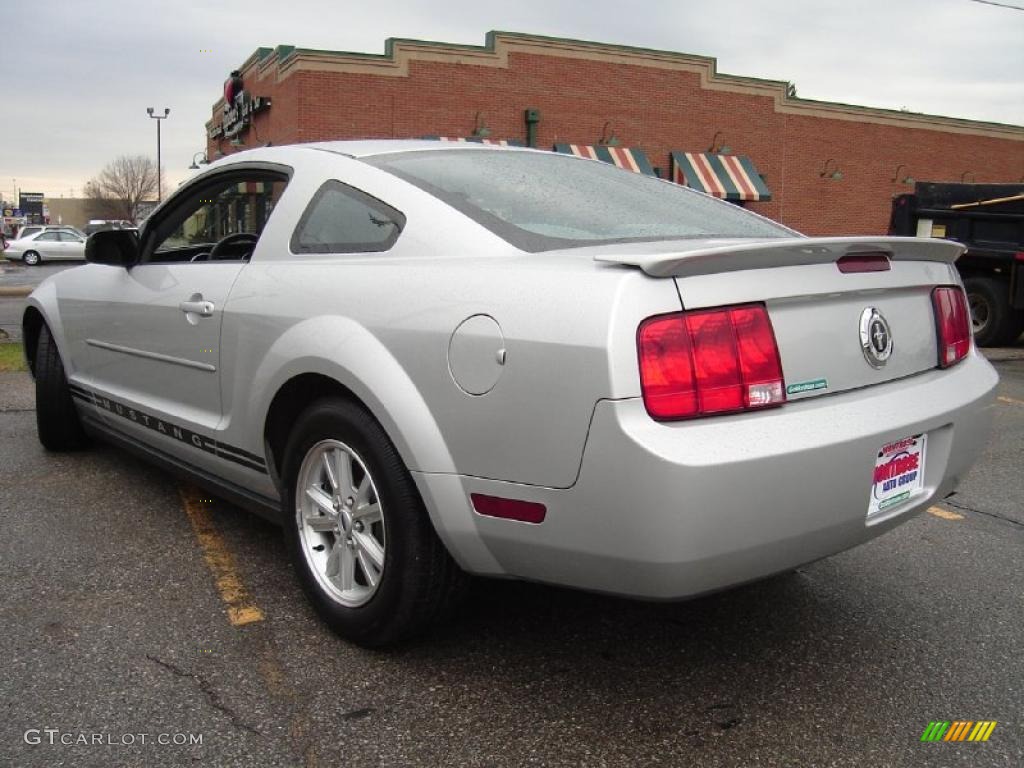 2008 Mustang V6 Deluxe Coupe - Brilliant Silver Metallic / Light Graphite photo #3