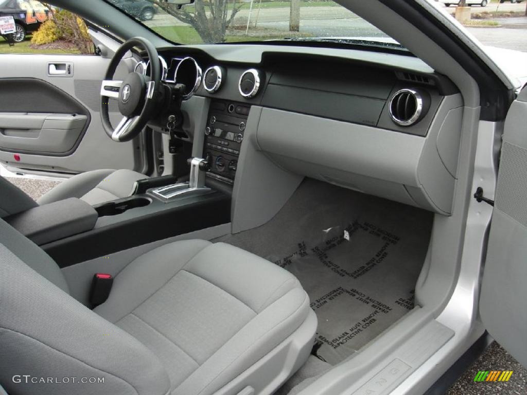 2008 Mustang V6 Deluxe Coupe - Brilliant Silver Metallic / Light Graphite photo #18