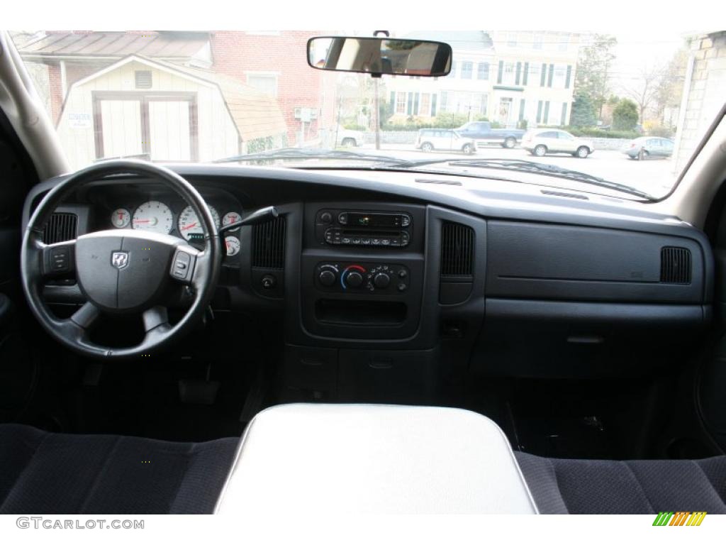 2005 Ram 1500 SLT Quad Cab 4x4 - Black / Dark Slate Gray photo #21