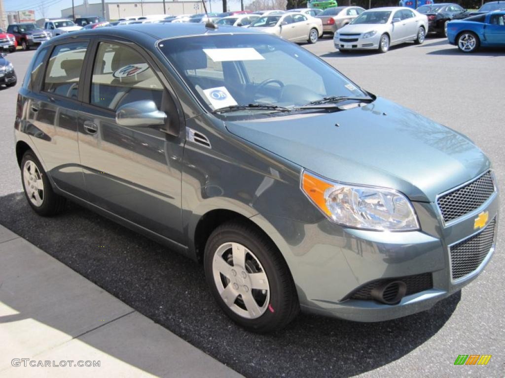 2010 Aveo Aveo5 LS - Wintergreen / Charcoal photo #3
