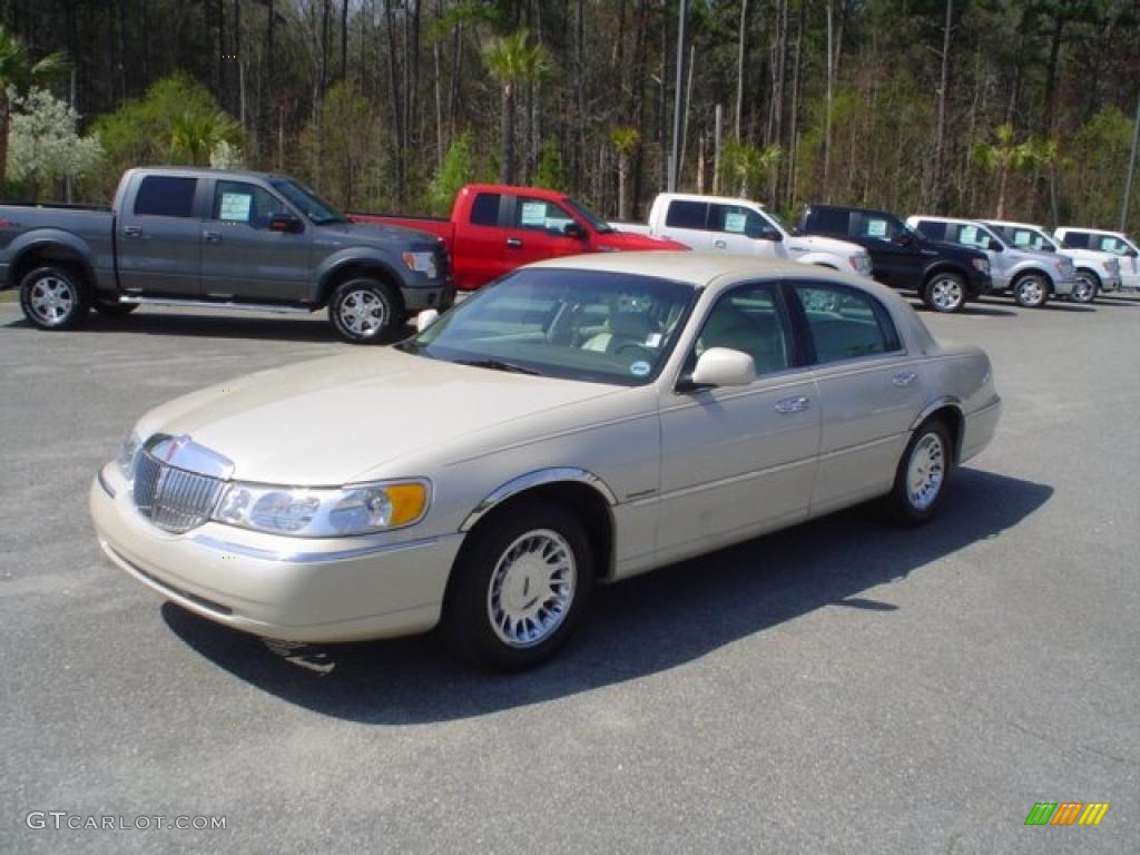 Ivory Parchment Pearl Tri-Coat Lincoln Town Car