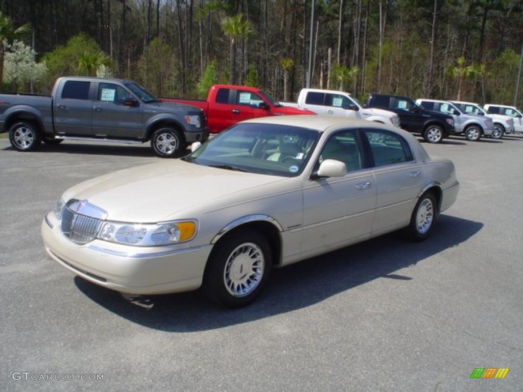 1999 Town Car Cartier - Ivory Parchment Pearl Tri-Coat / Light Parchment photo #1