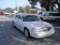 2006 Vibrant White Lincoln Town Car Signature  photo #3