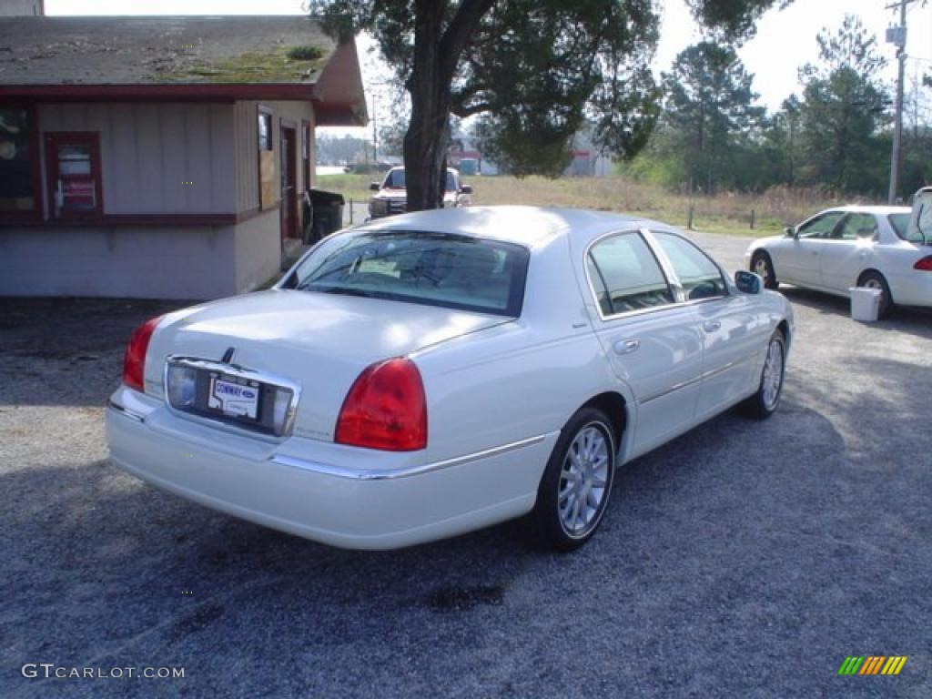 2006 Town Car Signature - Vibrant White / Light Camel photo #5