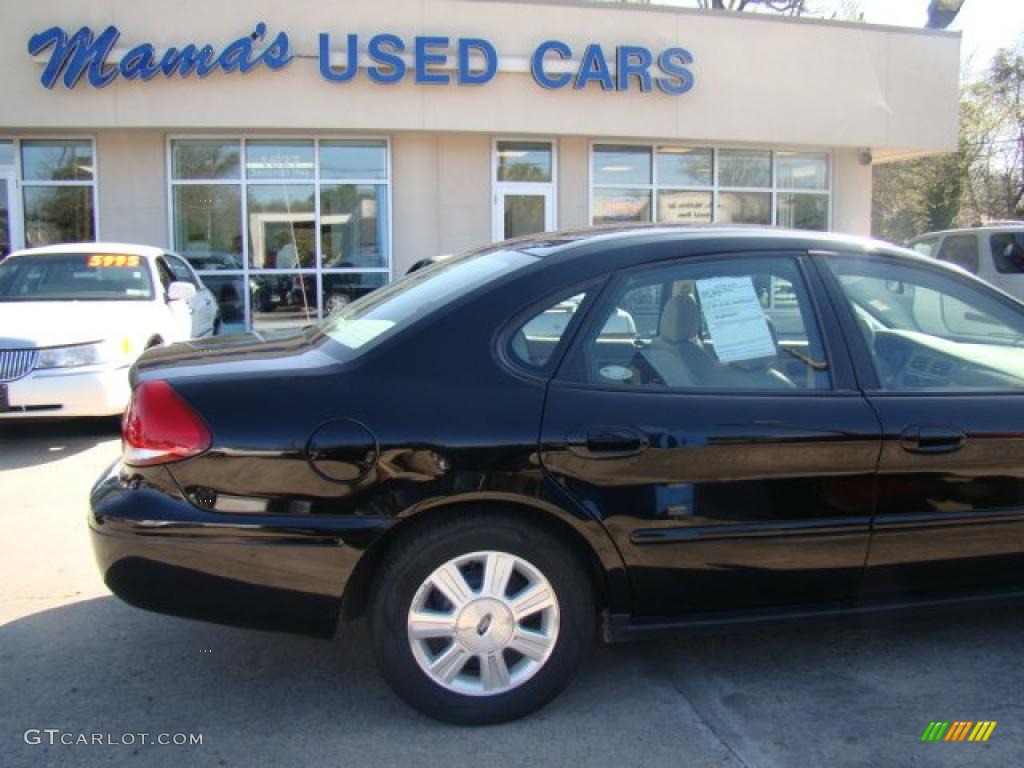 2004 Taurus SEL Sedan - Black / Medium Parchment photo #34
