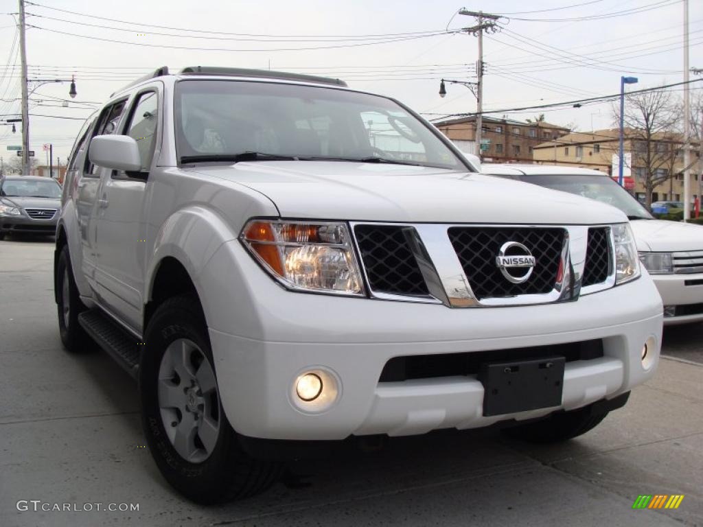 Avalanche White Nissan Pathfinder