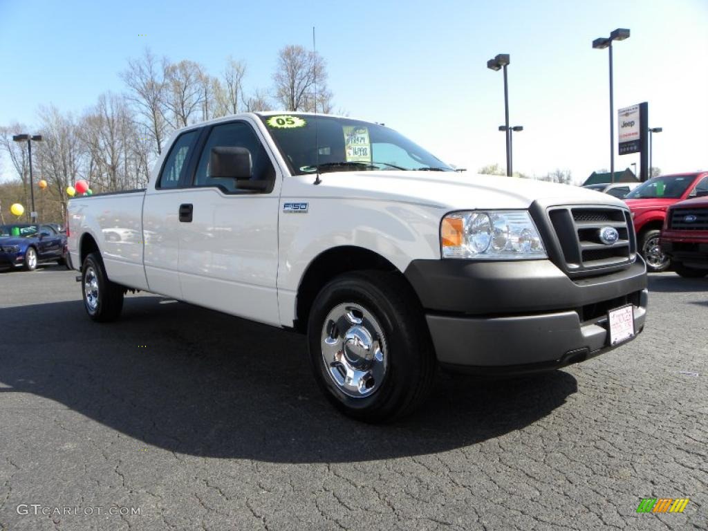 2005 F150 XL SuperCab - Oxford White / Medium Flint Grey photo #1