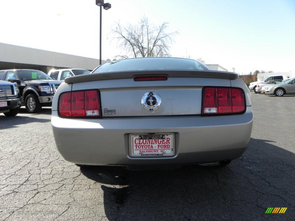 2008 Mustang V6 Deluxe Coupe - Vapor Silver Metallic / Medium Parchment photo #4