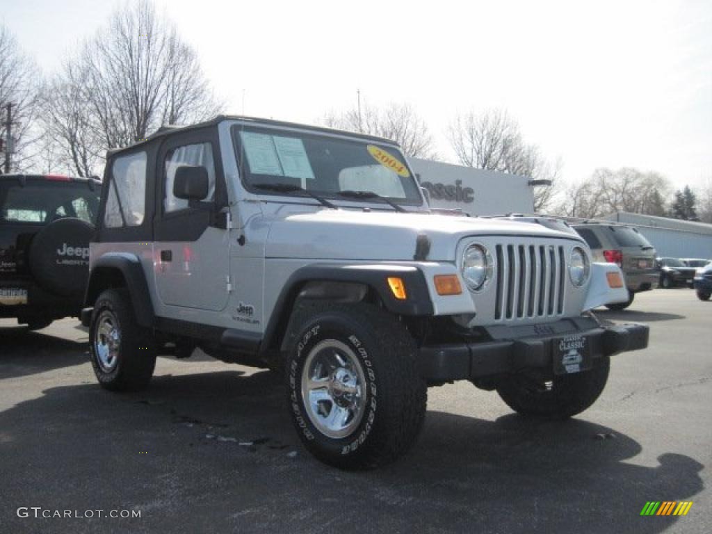 2004 Wrangler SE 4x4 - Bright Silver Metallic / Dark Slate Gray photo #3