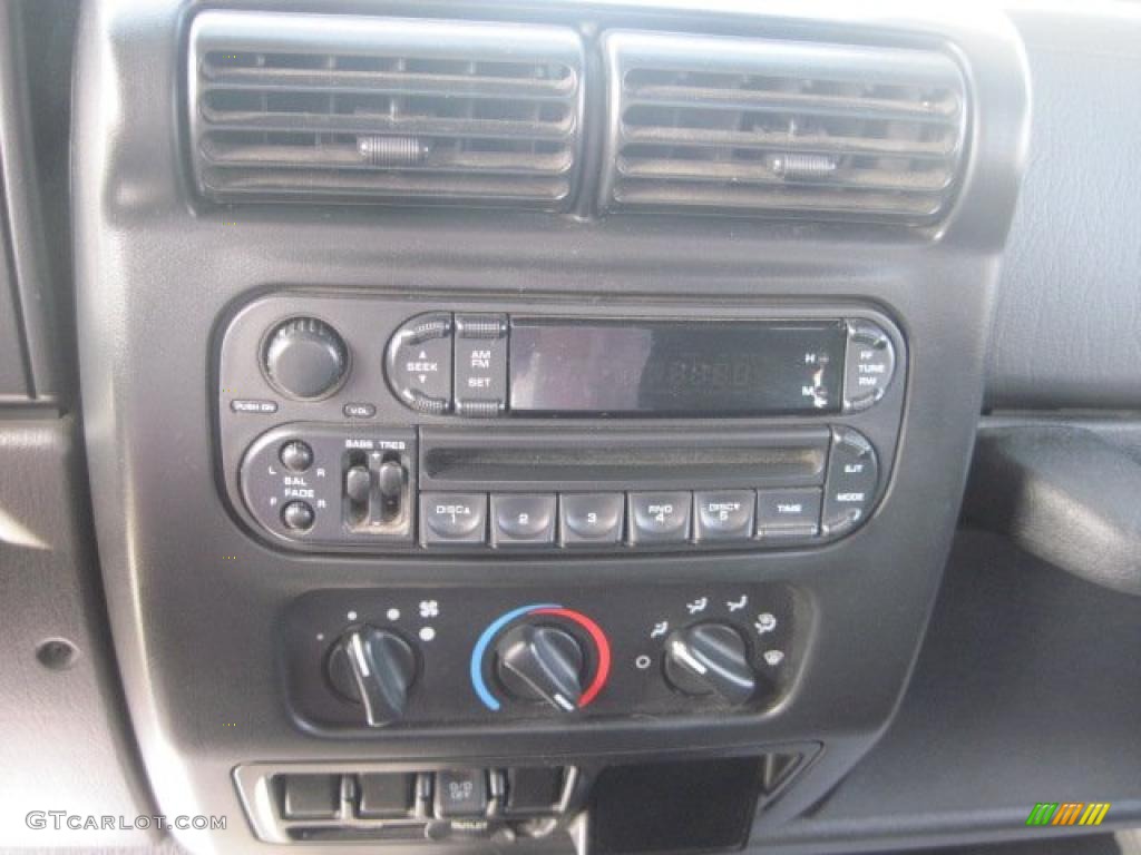 2004 Wrangler SE 4x4 - Bright Silver Metallic / Dark Slate Gray photo #14