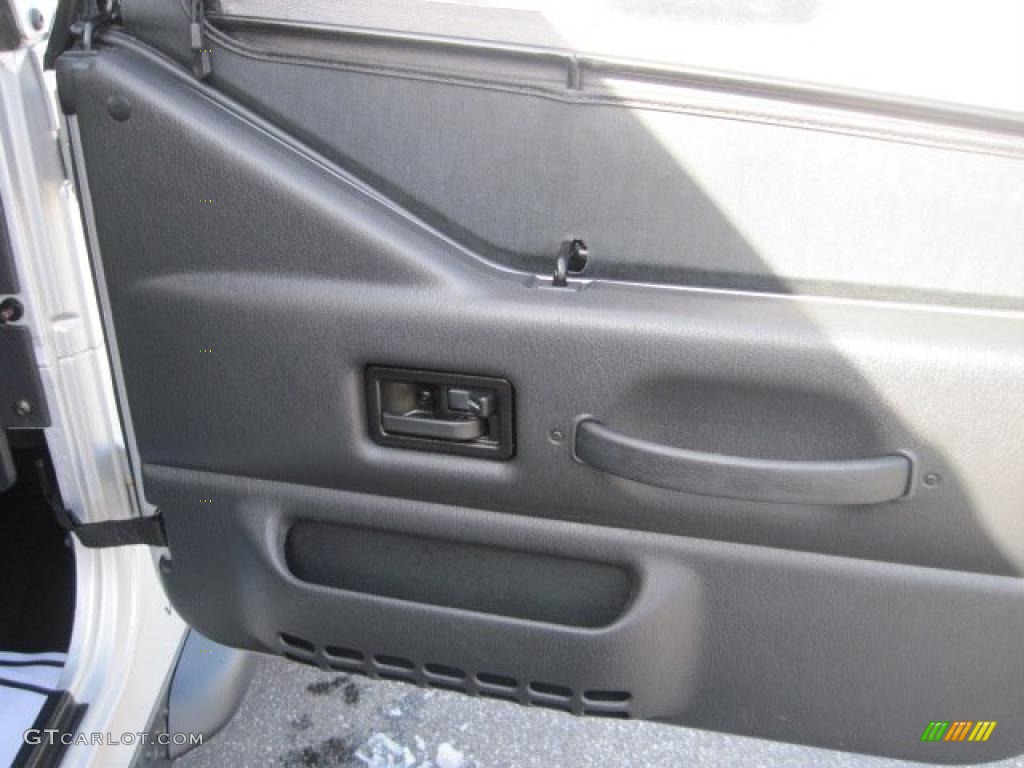 2004 Wrangler SE 4x4 - Bright Silver Metallic / Dark Slate Gray photo #19