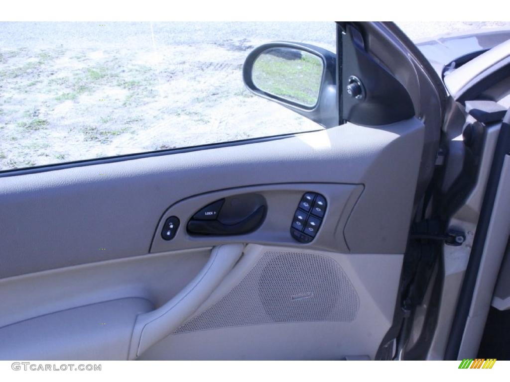 2005 Focus ZX4 SE Sedan - Liquid Grey Metallic / Dark Flint/Light Flint photo #4
