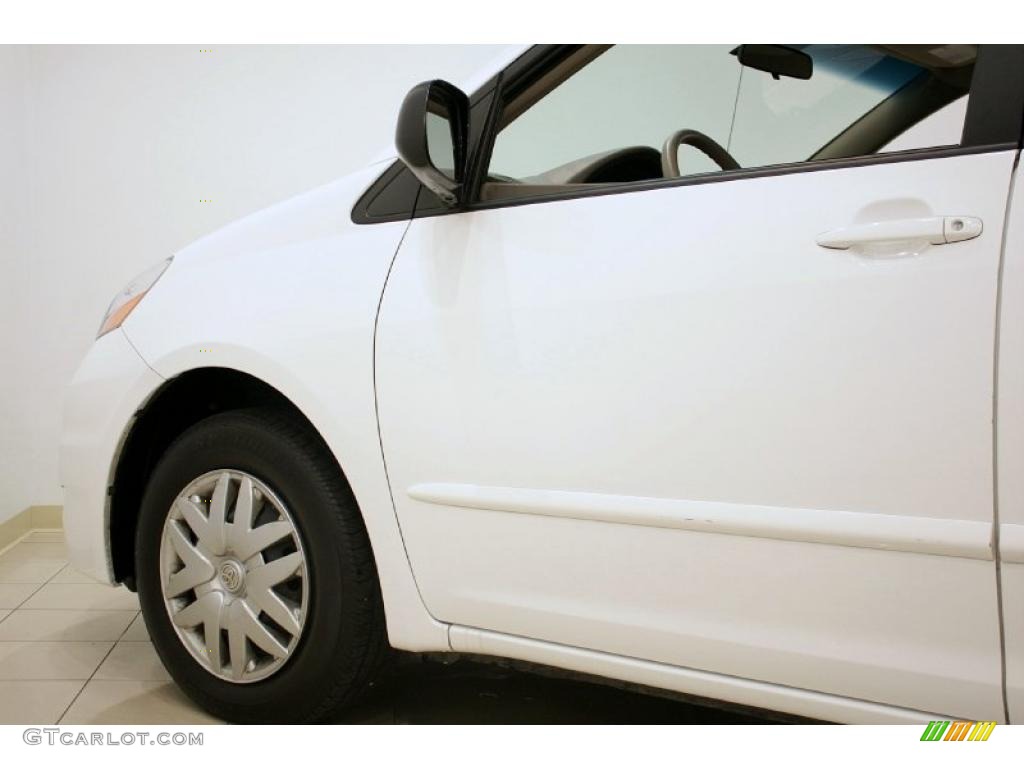2009 Sienna LE - Super White / Taupe photo #23