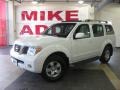 2005 Avalanche White Nissan Pathfinder SE  photo #1