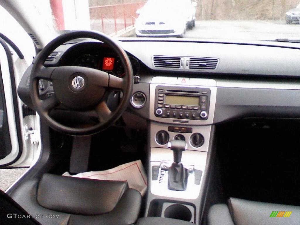 2006 Passat 2.0T Sedan - Candy White / Black photo #13