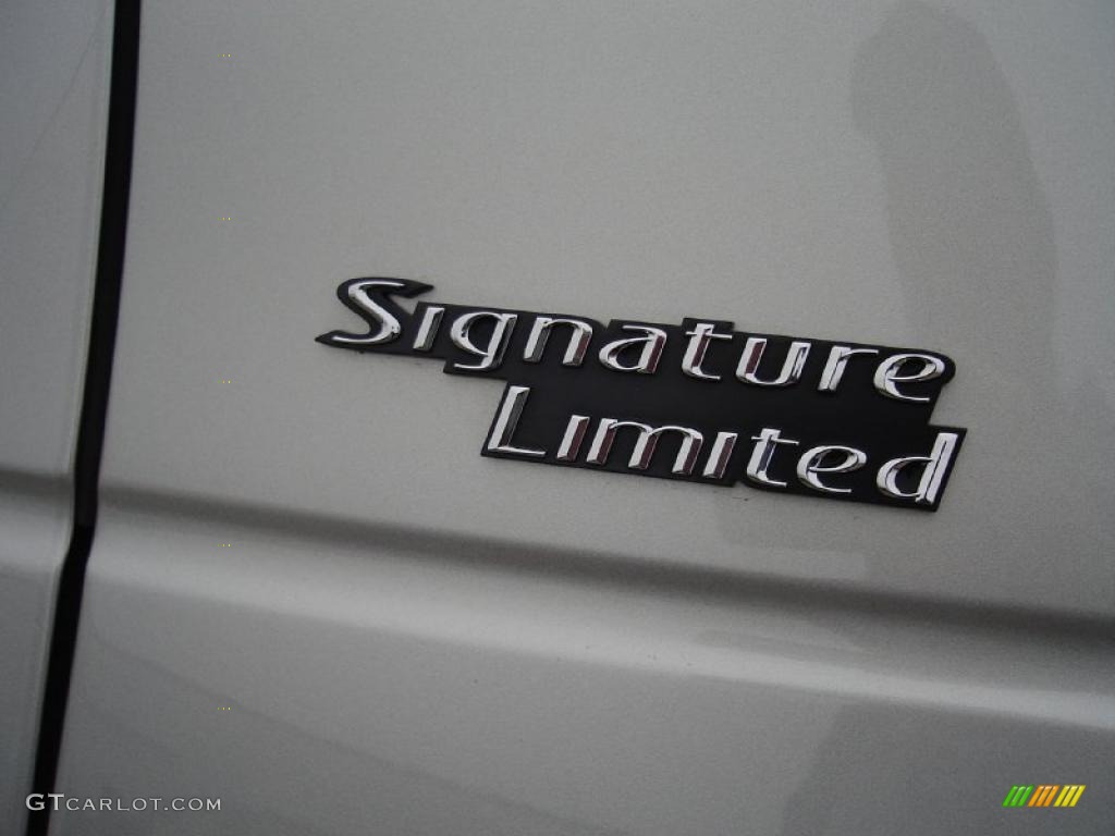 2005 Town Car Signature - Silver Birch Metallic / Medium Light Stone/Dark Stone photo #12