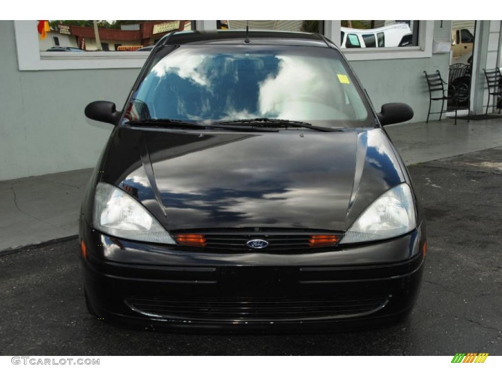 2003 Focus SE Sedan - Pitch Black / Medium Graphite photo #3