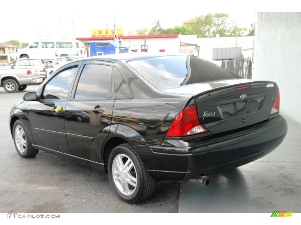 2003 Focus SE Sedan - Pitch Black / Medium Graphite photo #4