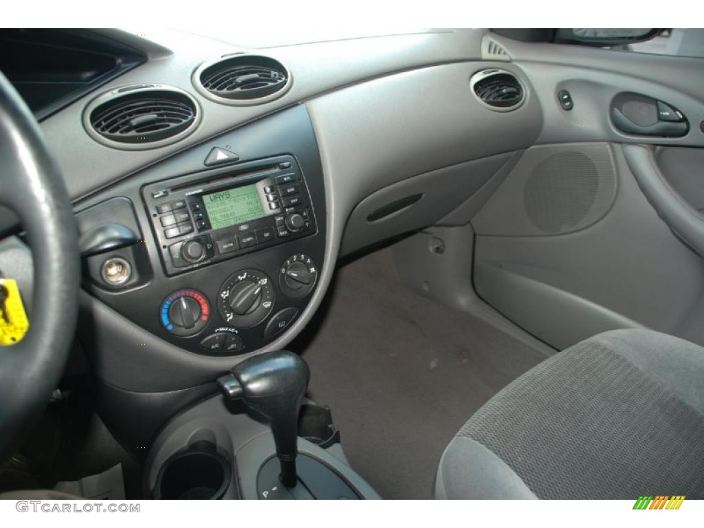 2003 Focus SE Sedan - Pitch Black / Medium Graphite photo #16