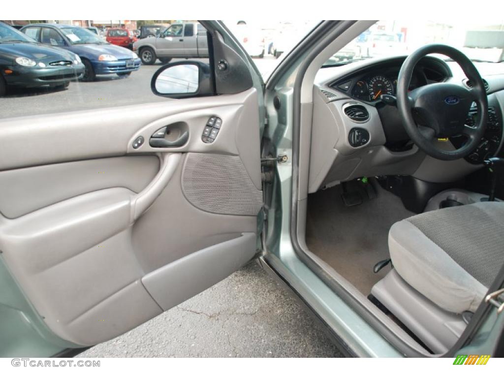 2003 Focus SE Sedan - Pitch Black / Medium Graphite photo #19