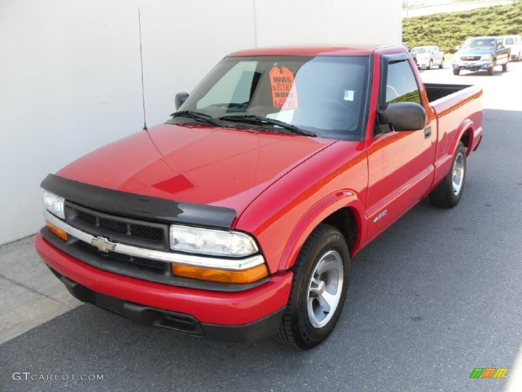 2003 S10 Regular Cab - Victory Red / Graphite photo #1