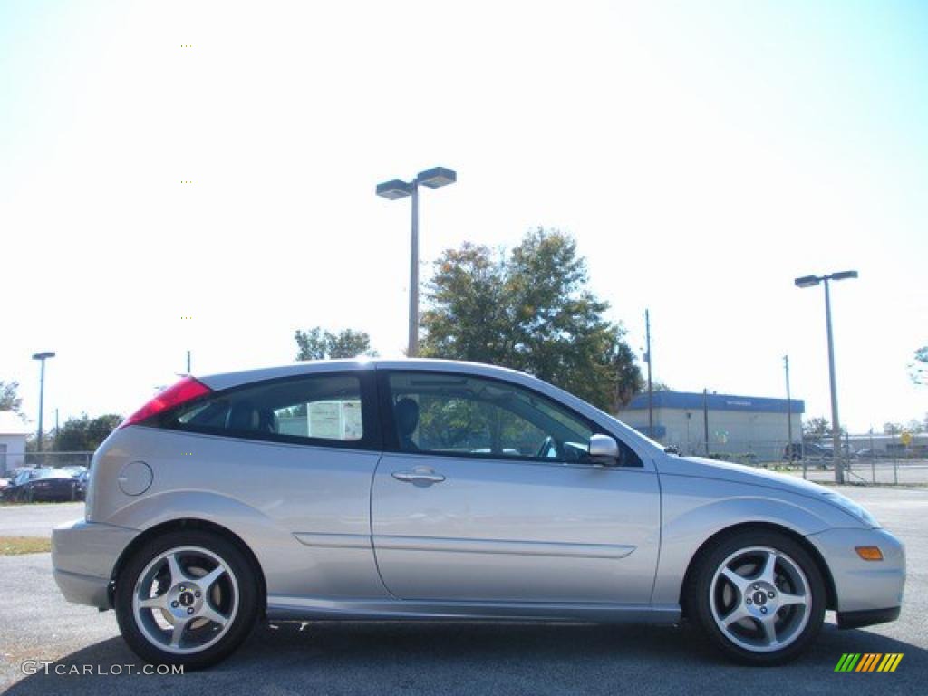 2003 Focus SVT Hatchback - CD Silver Metallic / Black/Red photo #4