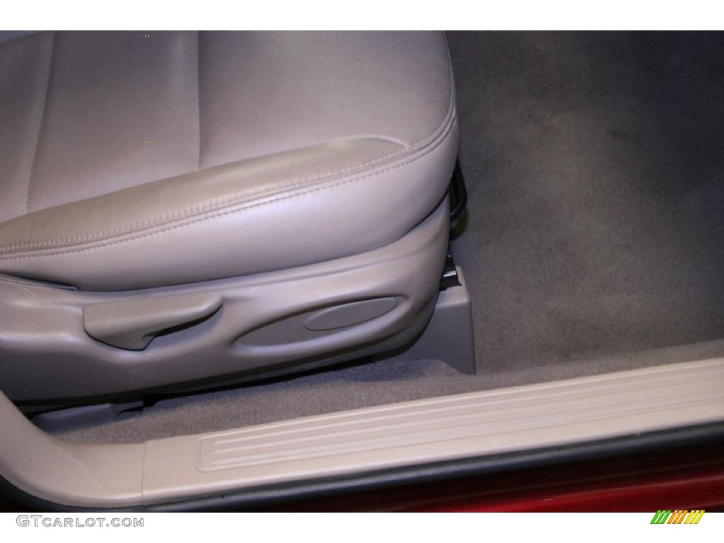 2004 Taurus SES Sedan - Merlot Metallic / Medium Parchment photo #33