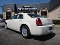 2007 Stone White Chrysler 300   photo #5