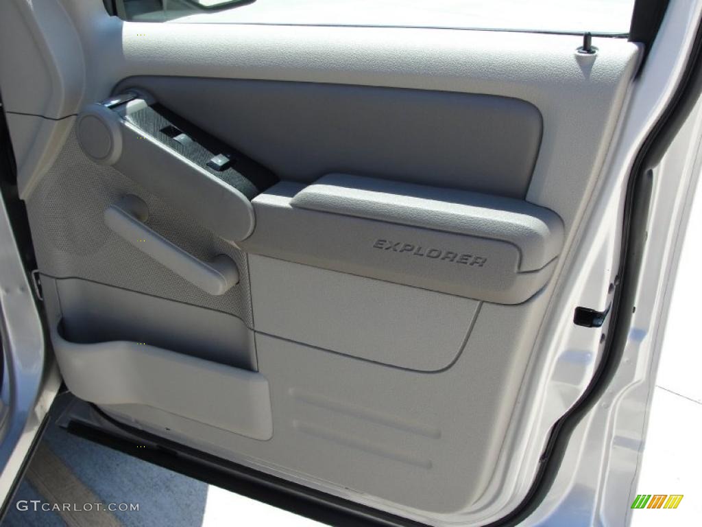 2006 Explorer XLT - Silver Birch Metallic / Stone photo #26