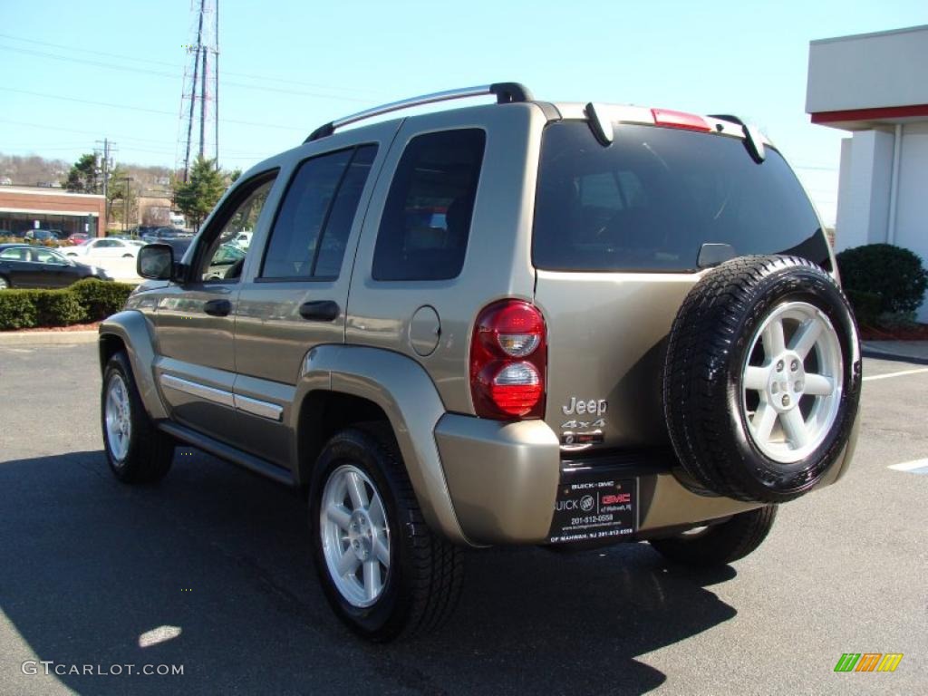 2006 Liberty Limited 4x4 - Light Khaki Metallic / Khaki photo #10