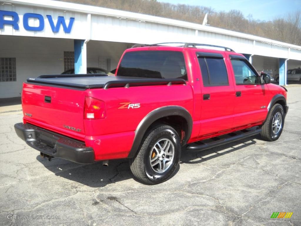 2003 S10 LS ZR5 Crew Cab 4x4 - Victory Red / Graphite photo #2