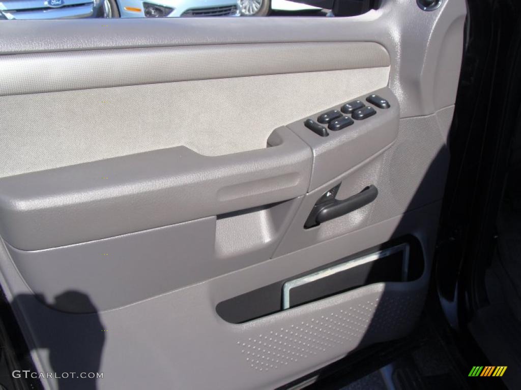 2004 Explorer XLT 4x4 - Black / Gray photo #12