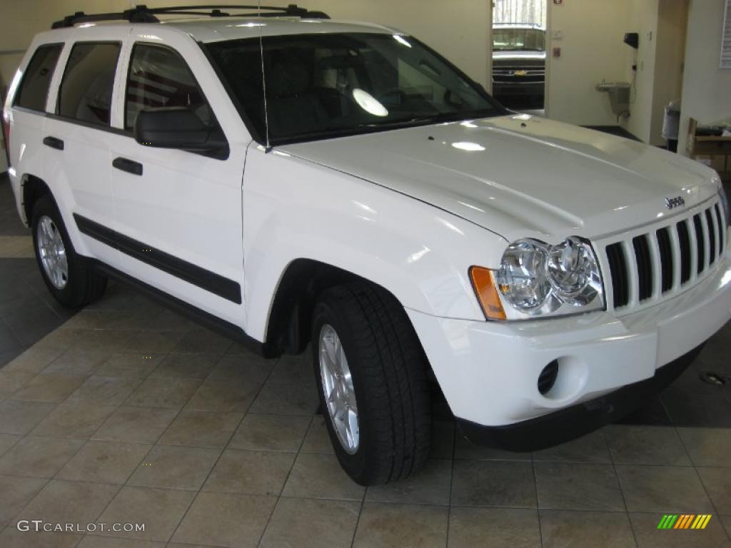 2006 Grand Cherokee Laredo - Stone White / Medium Slate Gray photo #8