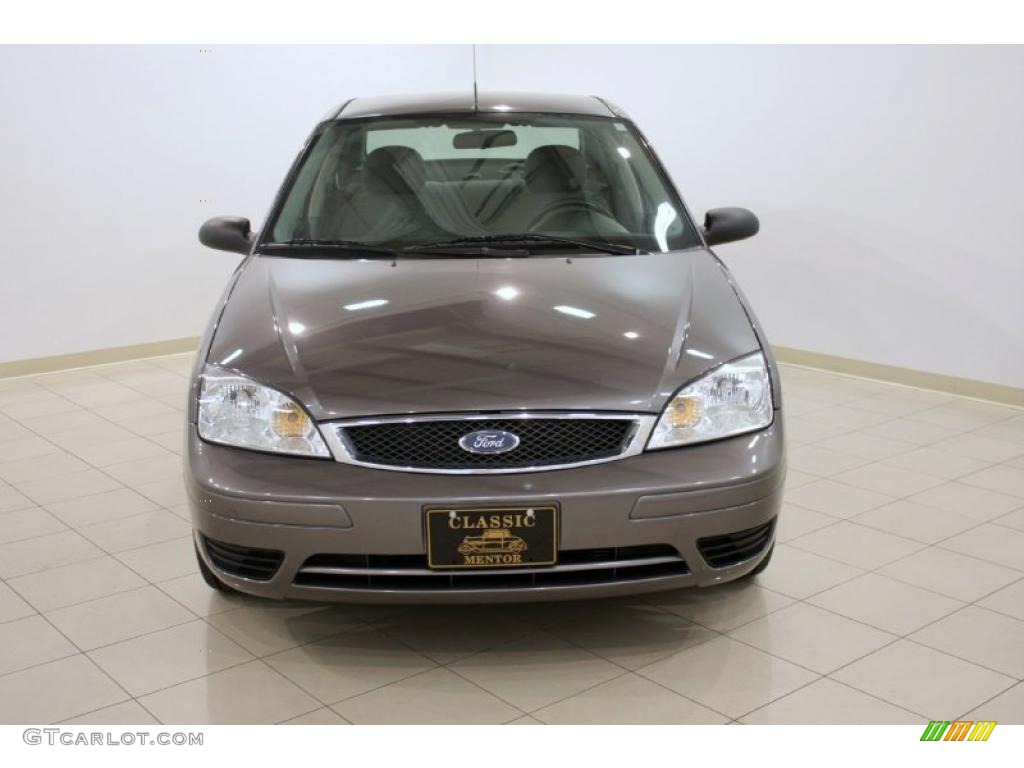 2006 Focus ZX4 SE Sedan - Liquid Grey Metallic / Dark Flint/Light Flint photo #2