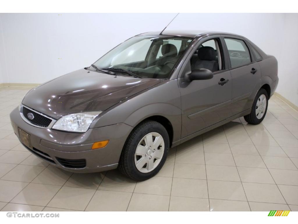 2006 Focus ZX4 SE Sedan - Liquid Grey Metallic / Dark Flint/Light Flint photo #3