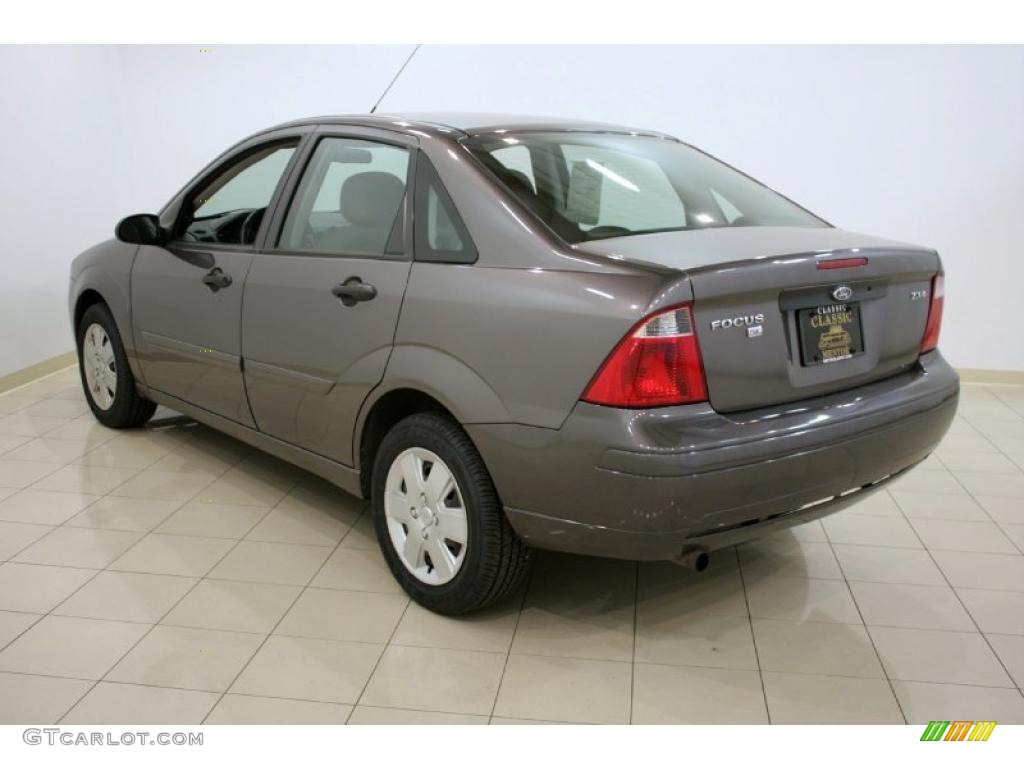 2006 Focus ZX4 SE Sedan - Liquid Grey Metallic / Dark Flint/Light Flint photo #5
