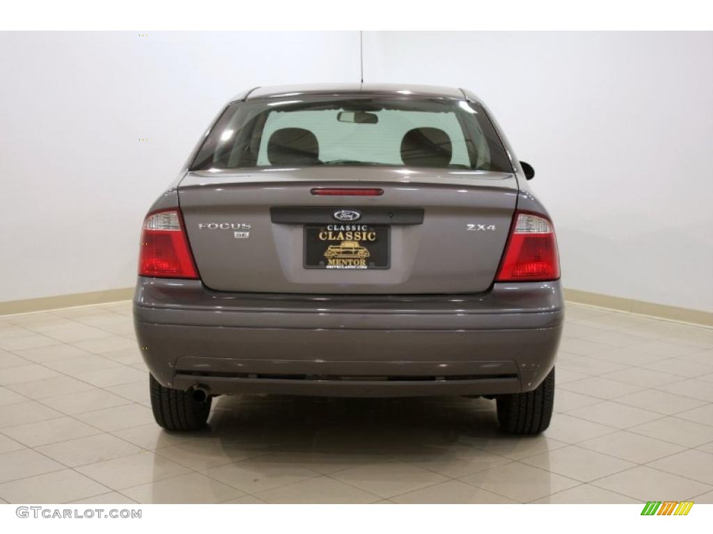 2006 Focus ZX4 SE Sedan - Liquid Grey Metallic / Dark Flint/Light Flint photo #6