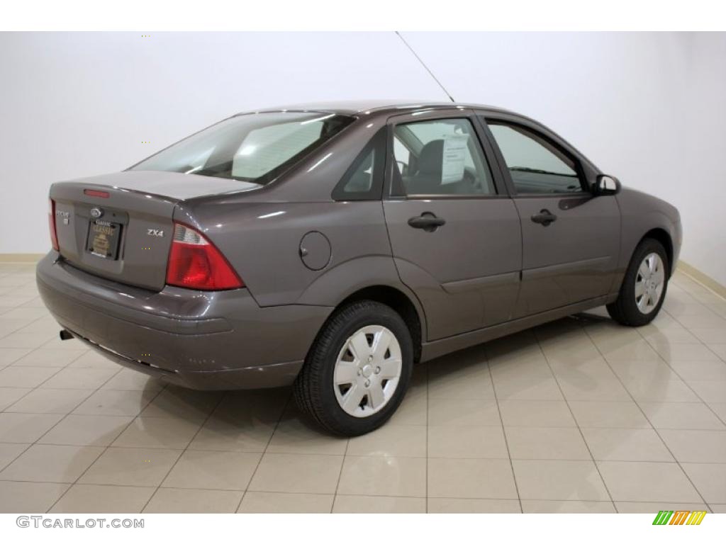 2006 Focus ZX4 SE Sedan - Liquid Grey Metallic / Dark Flint/Light Flint photo #7