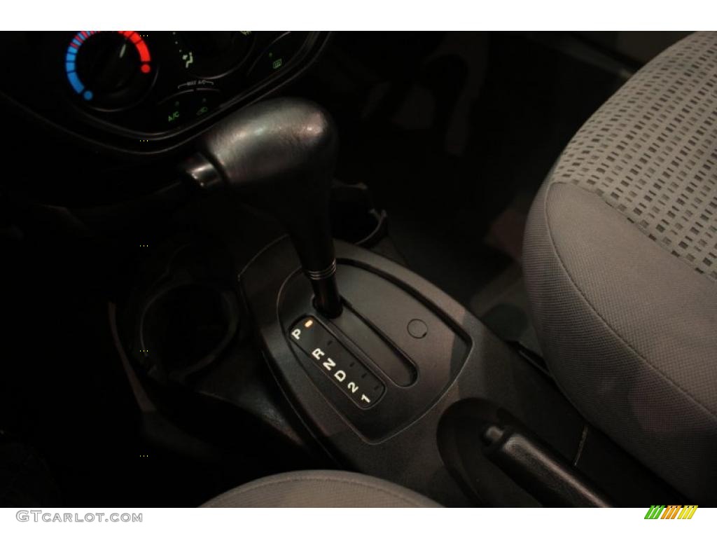 2006 Focus ZX4 SE Sedan - Liquid Grey Metallic / Dark Flint/Light Flint photo #14