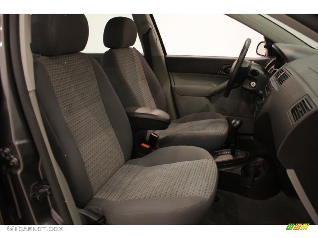 2006 Focus ZX4 SE Sedan - Liquid Grey Metallic / Dark Flint/Light Flint photo #15