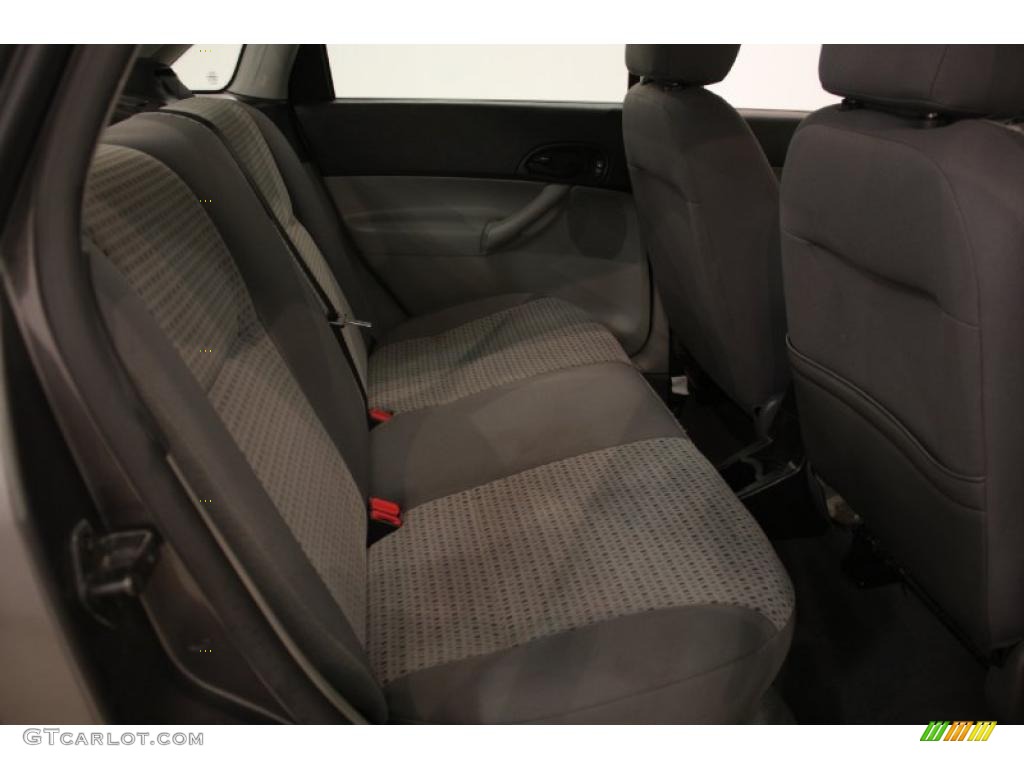 2006 Focus ZX4 SE Sedan - Liquid Grey Metallic / Dark Flint/Light Flint photo #16